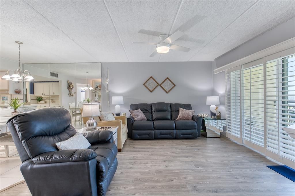 For Sale: $399,000 (2 beds, 2 baths, 1121 Square Feet)