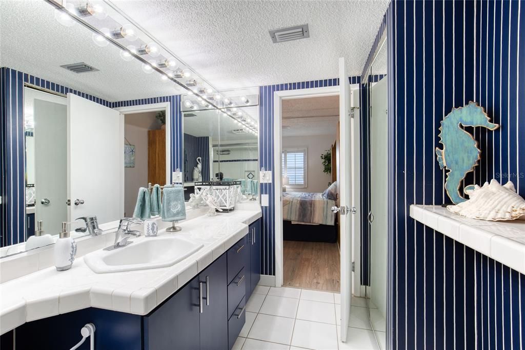 For Sale: $399,000 (2 beds, 2 baths, 1121 Square Feet)
