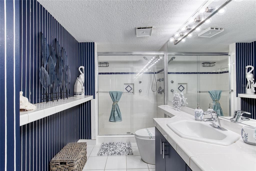 For Sale: $399,000 (2 beds, 2 baths, 1121 Square Feet)