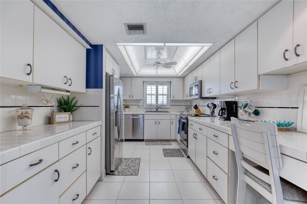 For Sale: $399,000 (2 beds, 2 baths, 1121 Square Feet)