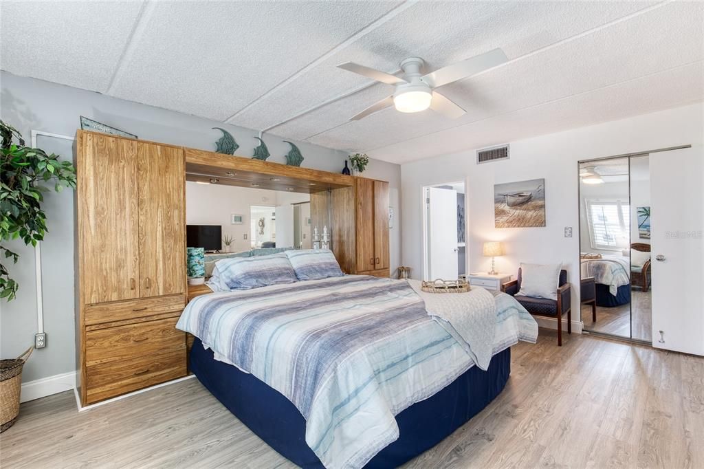 For Sale: $399,000 (2 beds, 2 baths, 1121 Square Feet)