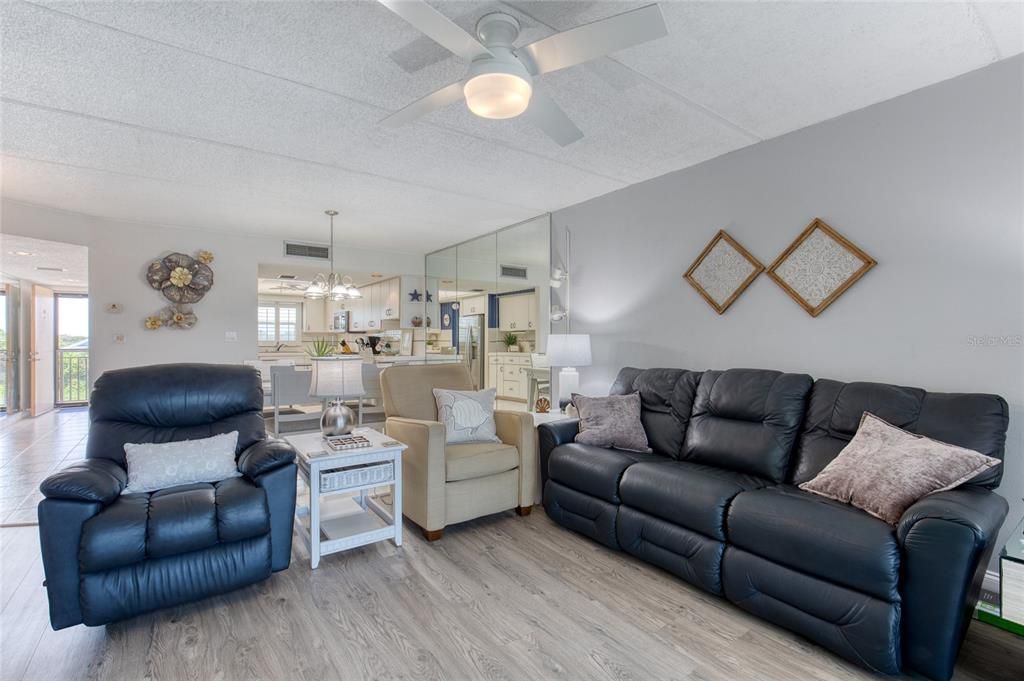 For Sale: $399,000 (2 beds, 2 baths, 1121 Square Feet)