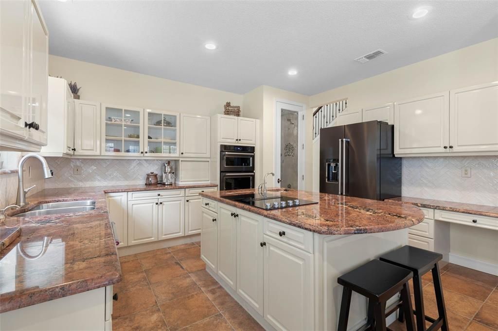 For Sale: $899,000 (3 beds, 3 baths, 2541 Square Feet)