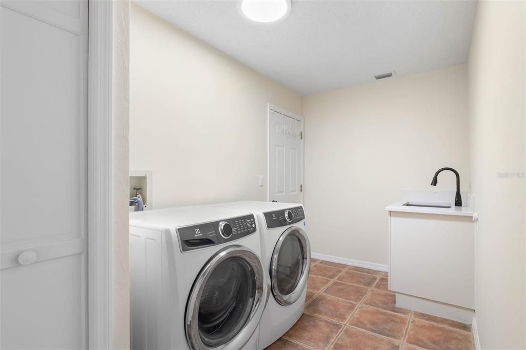 For Sale: $899,000 (3 beds, 3 baths, 2541 Square Feet)