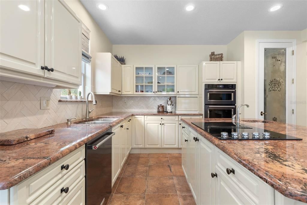 For Sale: $899,000 (3 beds, 3 baths, 2541 Square Feet)