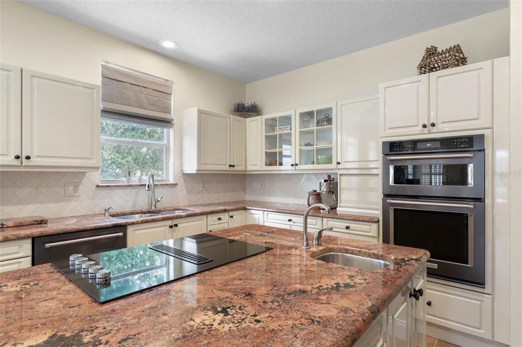 For Sale: $899,000 (3 beds, 3 baths, 2541 Square Feet)