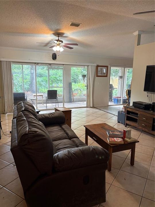 En Venta: $371,000 (3 camas, 2 baños, 1361 Pies cuadrados)