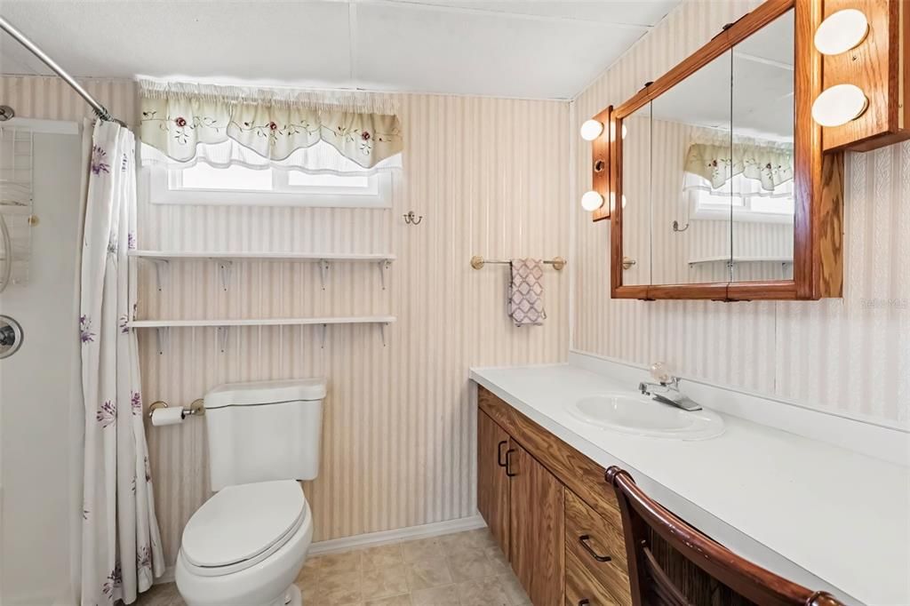 На продажу: $109,900 (2 спален, 2 ванн, 1014 Квадратных фут)