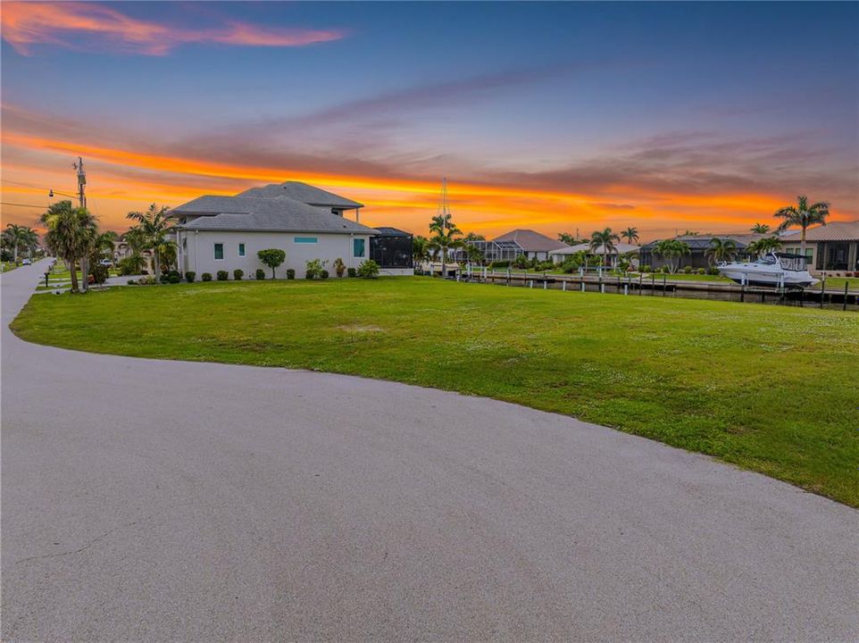 En Venta: $699,900 (0.22 acres)