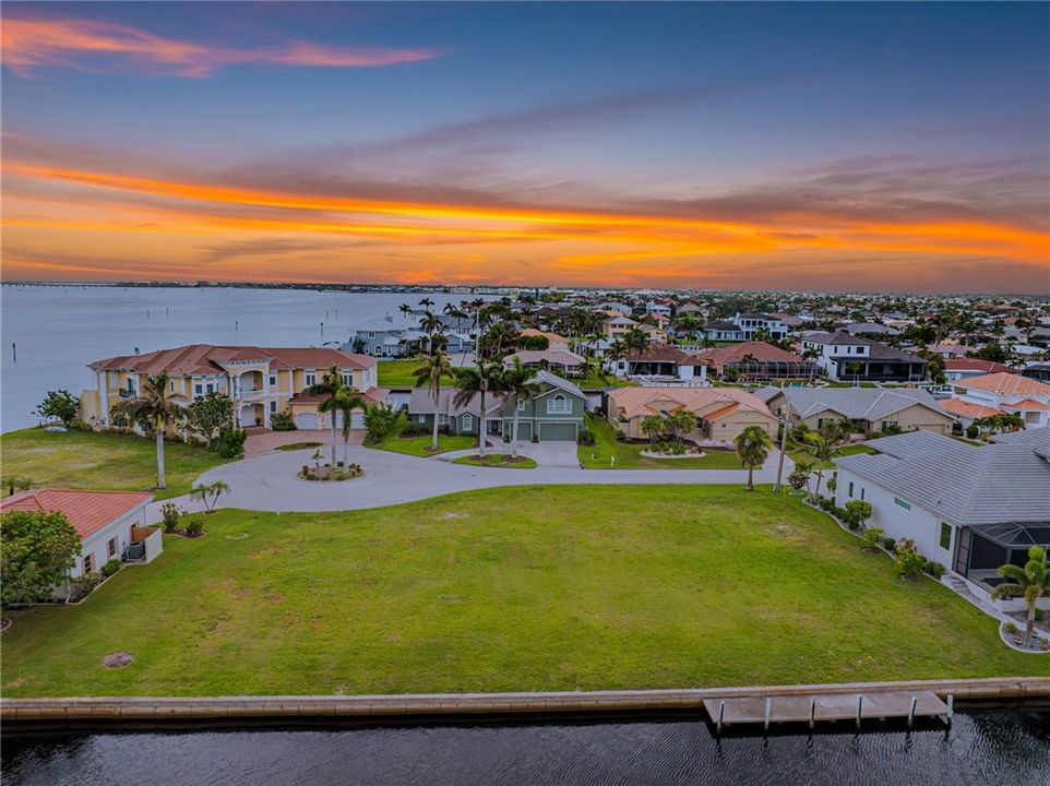 En Venta: $699,900 (0.22 acres)