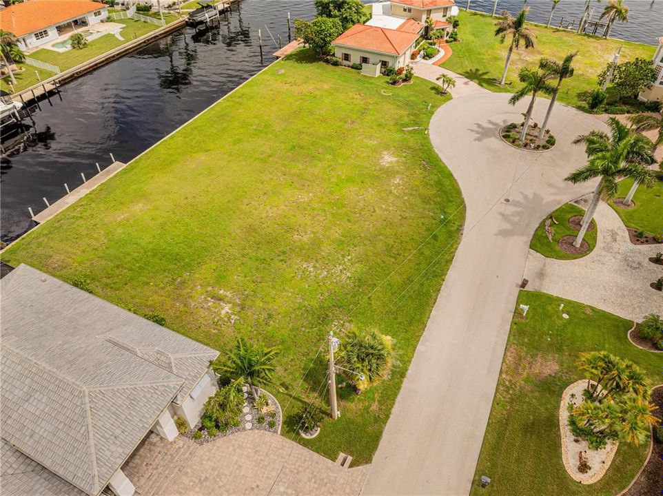 En Venta: $699,900 (0.22 acres)