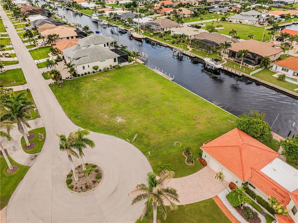 En Venta: $699,900 (0.22 acres)