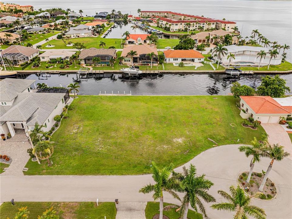 En Venta: $699,900 (0.22 acres)