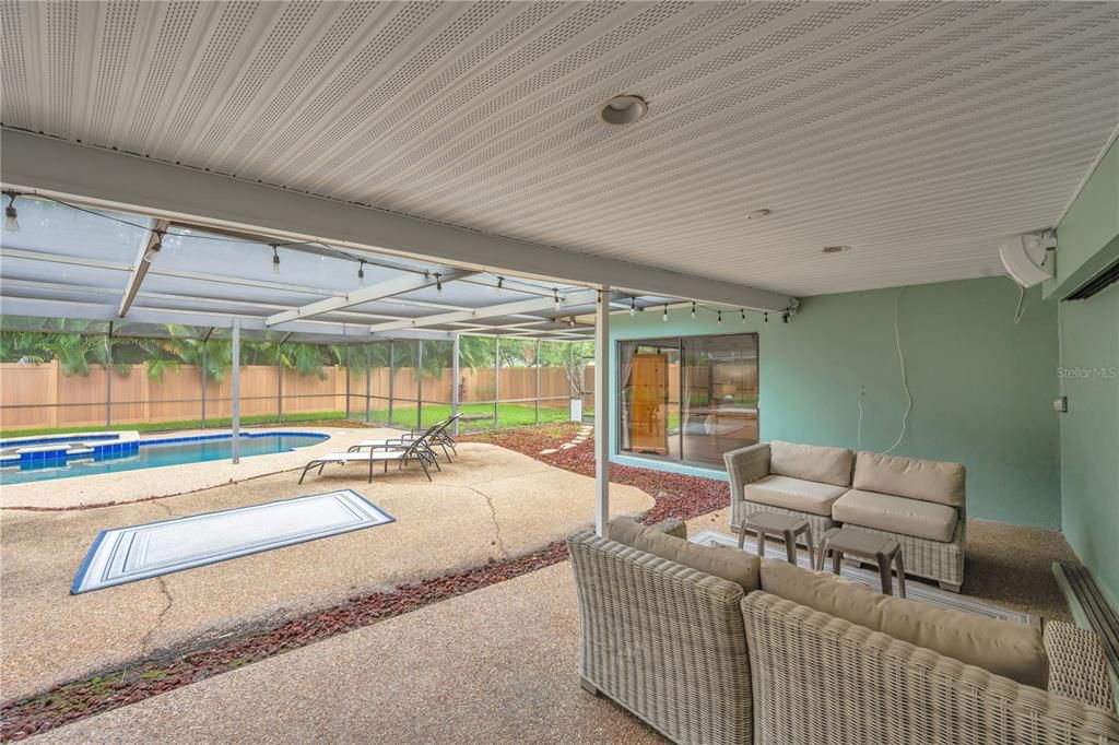 Activo con contrato: $845,000 (4 camas, 2 baños, 2596 Pies cuadrados)