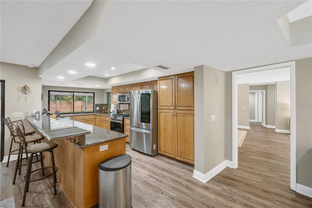 Activo con contrato: $845,000 (4 camas, 2 baños, 2596 Pies cuadrados)