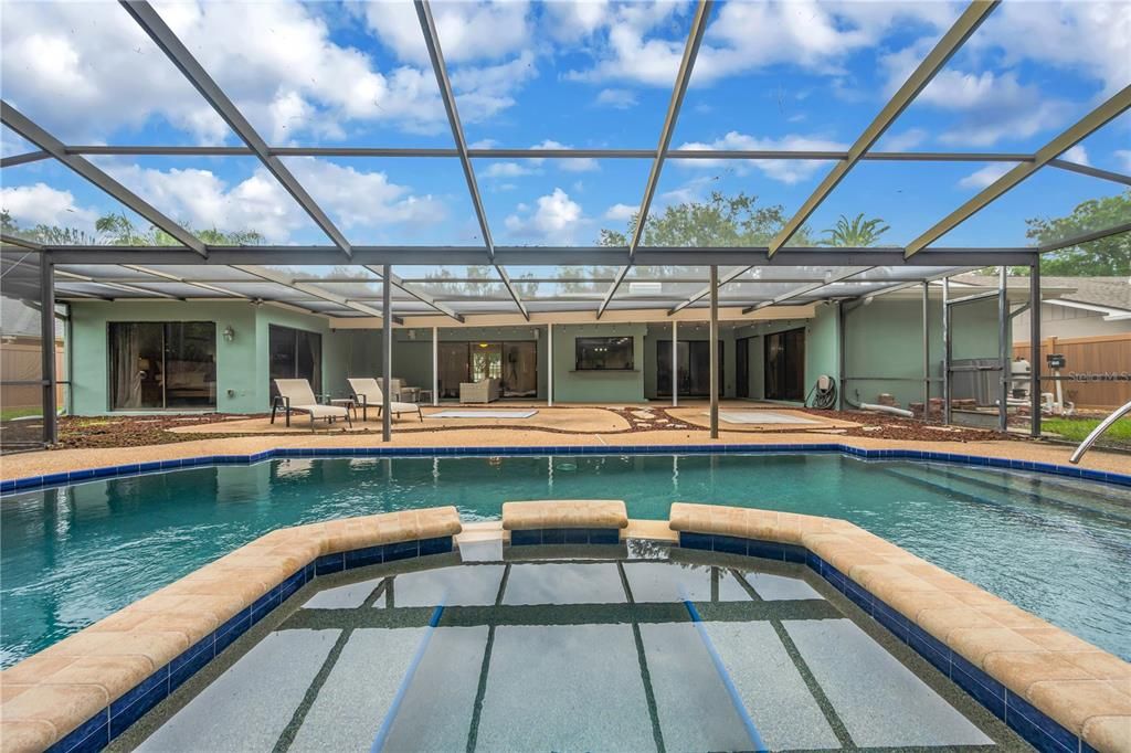 Activo con contrato: $845,000 (4 camas, 2 baños, 2596 Pies cuadrados)