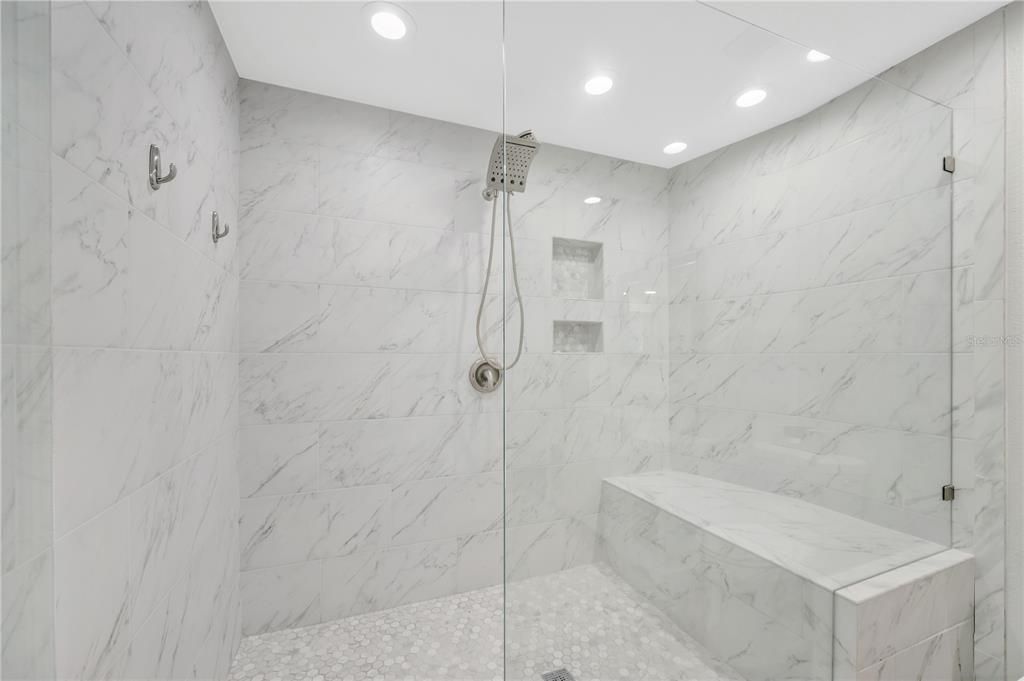 Activo con contrato: $845,000 (4 camas, 2 baños, 2596 Pies cuadrados)