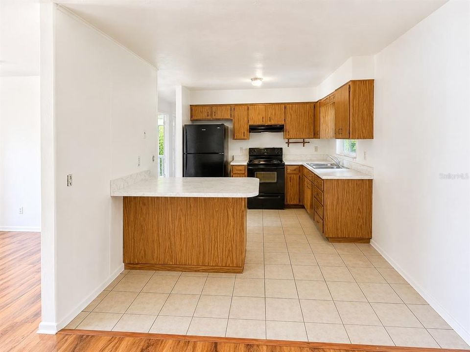 На продажу: $199,900 (3 спален, 2 ванн, 1008 Квадратных фут)