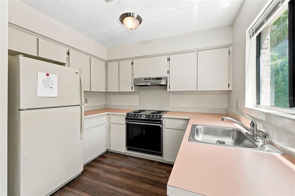 For Sale: $89,000 (1 beds, 1 baths, 799 Square Feet)