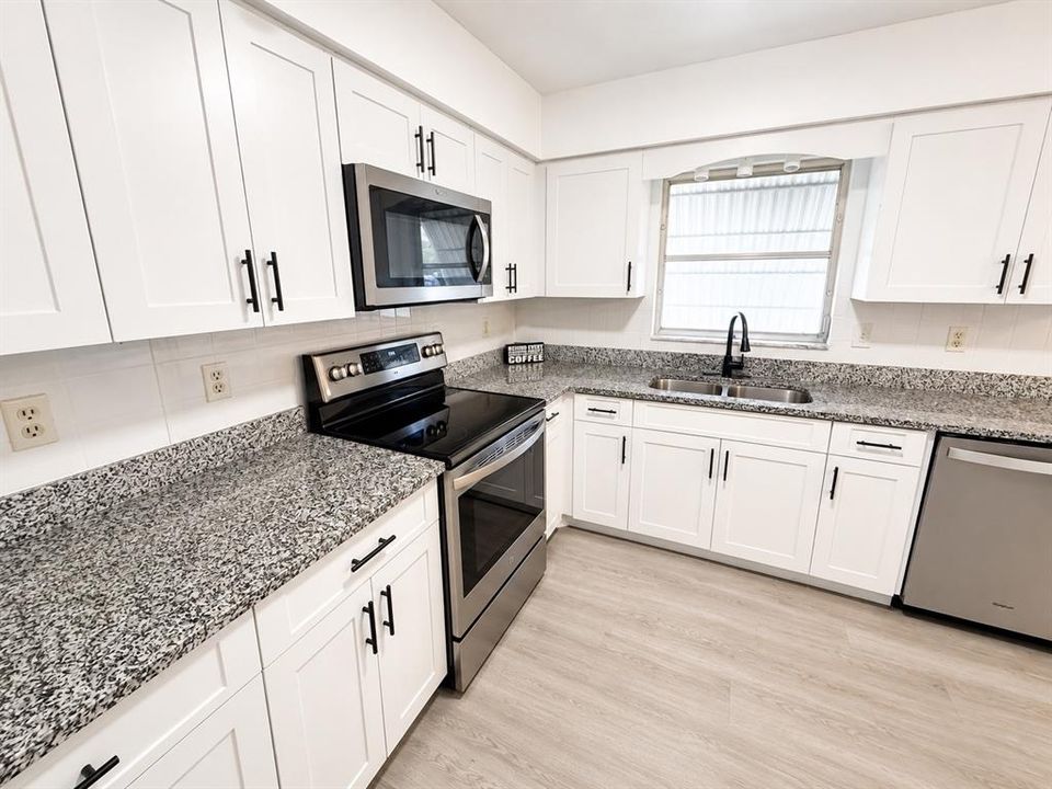 На продажу: $189,500 (2 спален, 1 ванн, 1145 Квадратных фут)