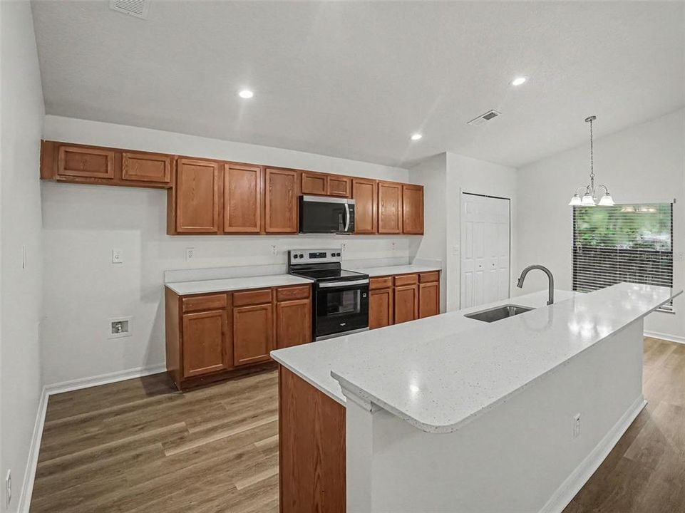 На продажу: $284,900 (4 спален, 2 ванн, 1772 Квадратных фут)
