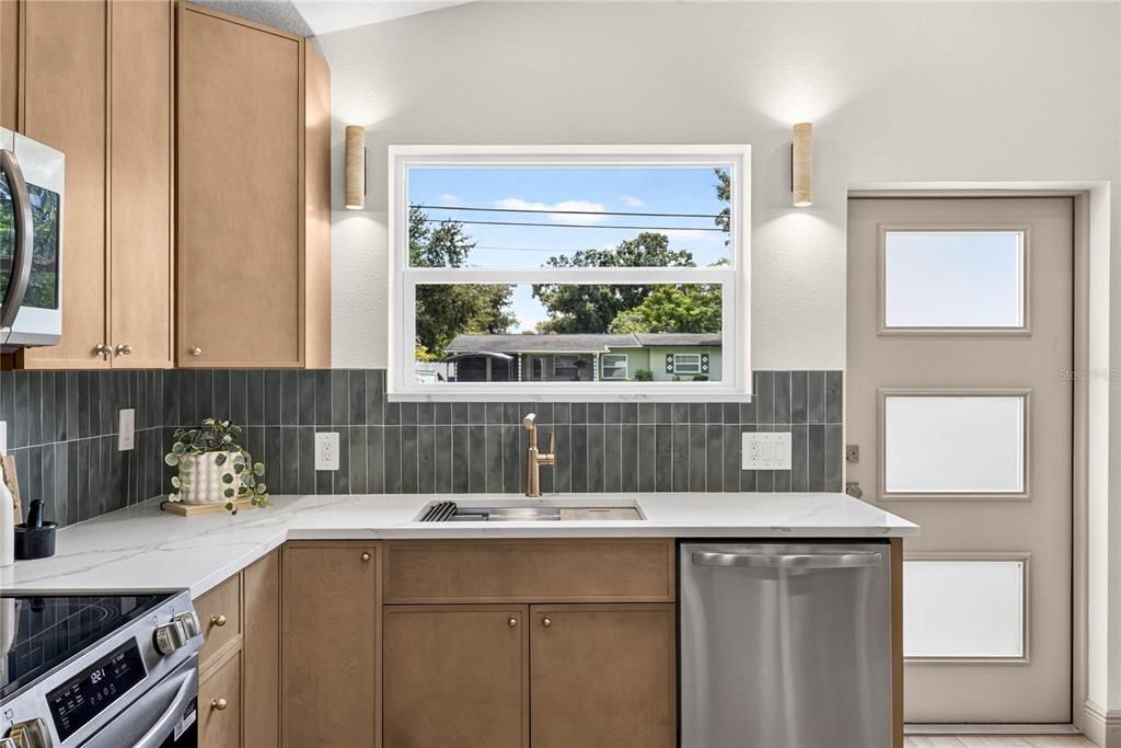 Active With Contract: $358,000 (3 beds, 2 baths, 1300 Square Feet)