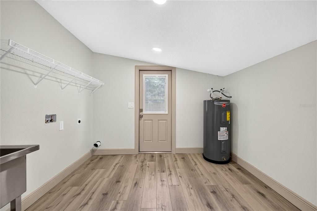 Active With Contract: $358,000 (3 beds, 2 baths, 1300 Square Feet)