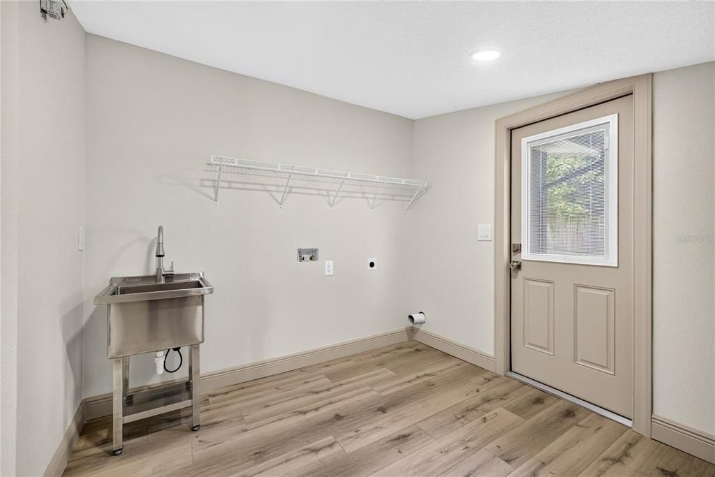 Active With Contract: $358,000 (3 beds, 2 baths, 1300 Square Feet)