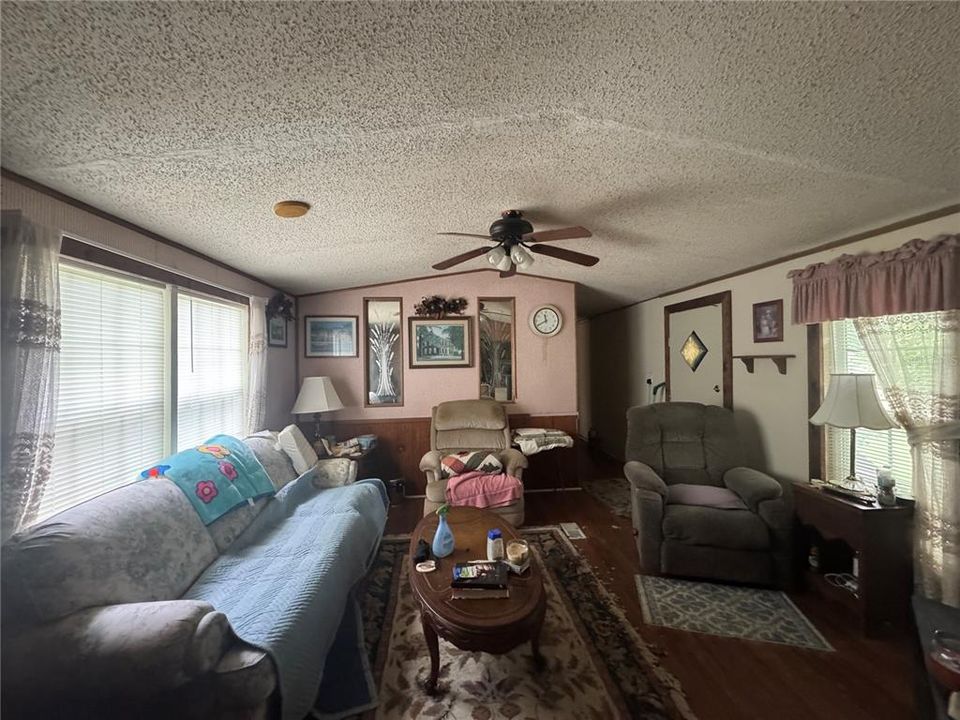 For Sale: $99,900 (3 beds, 2 baths, 924 Square Feet)