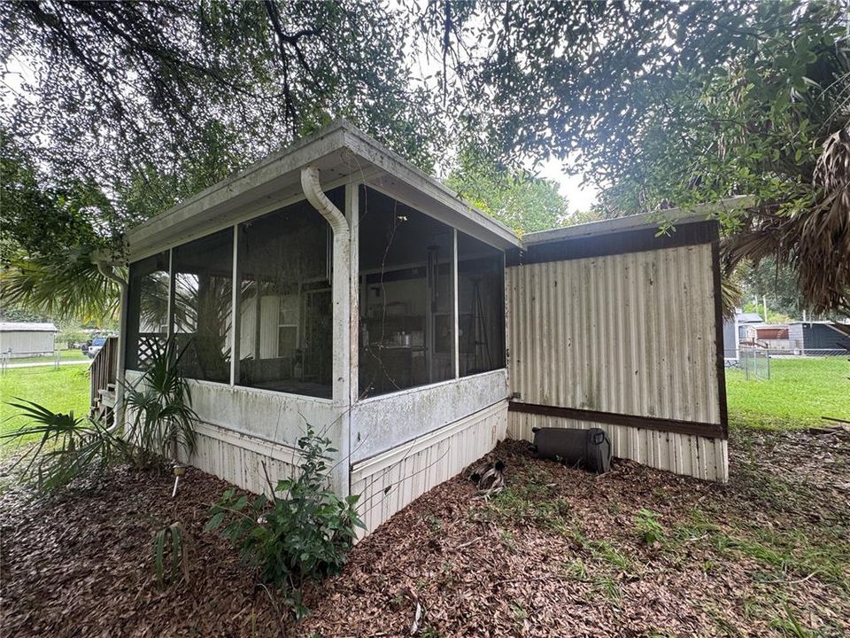 For Sale: $99,900 (3 beds, 2 baths, 924 Square Feet)