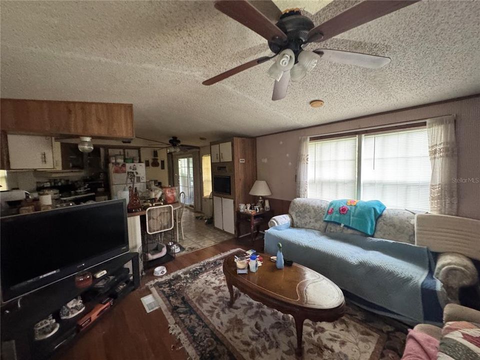 For Sale: $99,900 (3 beds, 2 baths, 924 Square Feet)