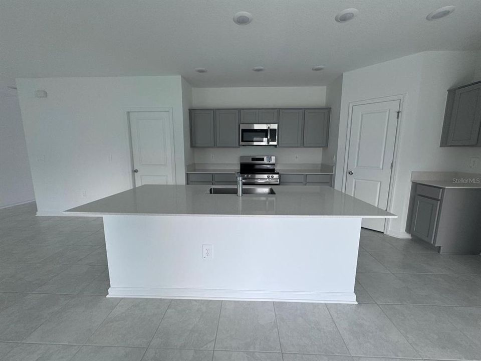 En Venta: $305,000 (4 camas, 2 baños, 1879 Pies cuadrados)