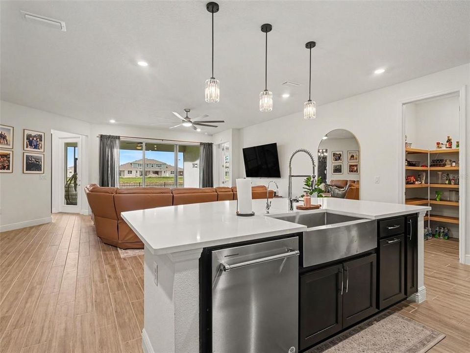 En Venta: $599,999 (4 camas, 3 baños, 2720 Pies cuadrados)