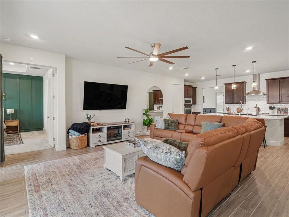 En Venta: $599,999 (4 camas, 3 baños, 2720 Pies cuadrados)