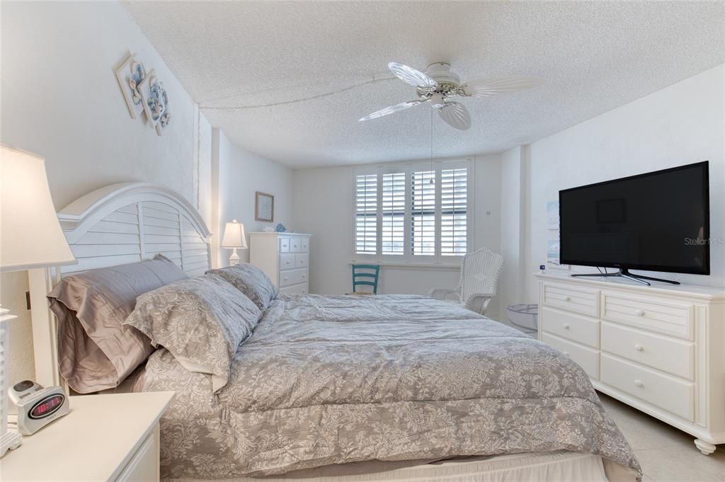 For Sale: $360,000 (2 beds, 2 baths, 1225 Square Feet)