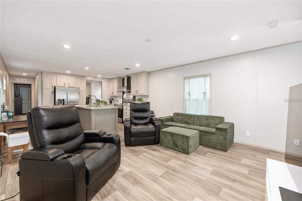 На продажу: $199,500 (3 спален, 2 ванн, 1216 Квадратных фут)