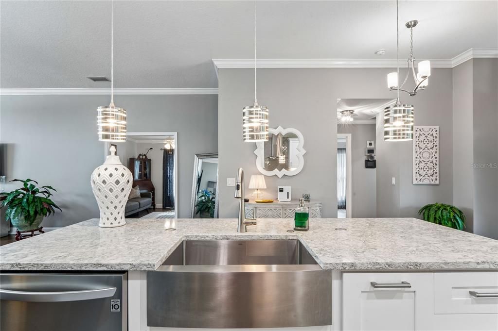 For Sale: $375,000 (3 beds, 2 baths, 1761 Square Feet)