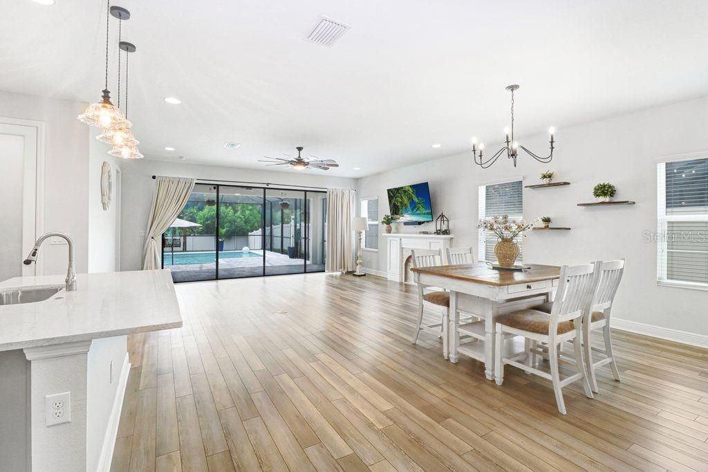 Activo con contrato: $525,000 (3 camas, 3 baños, 2125 Pies cuadrados)