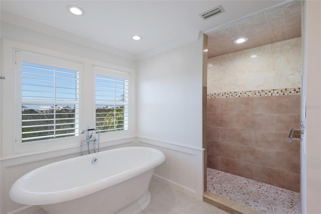 For Sale: $5,600,000 (3 beds, 3 baths, 2714 Square Feet)