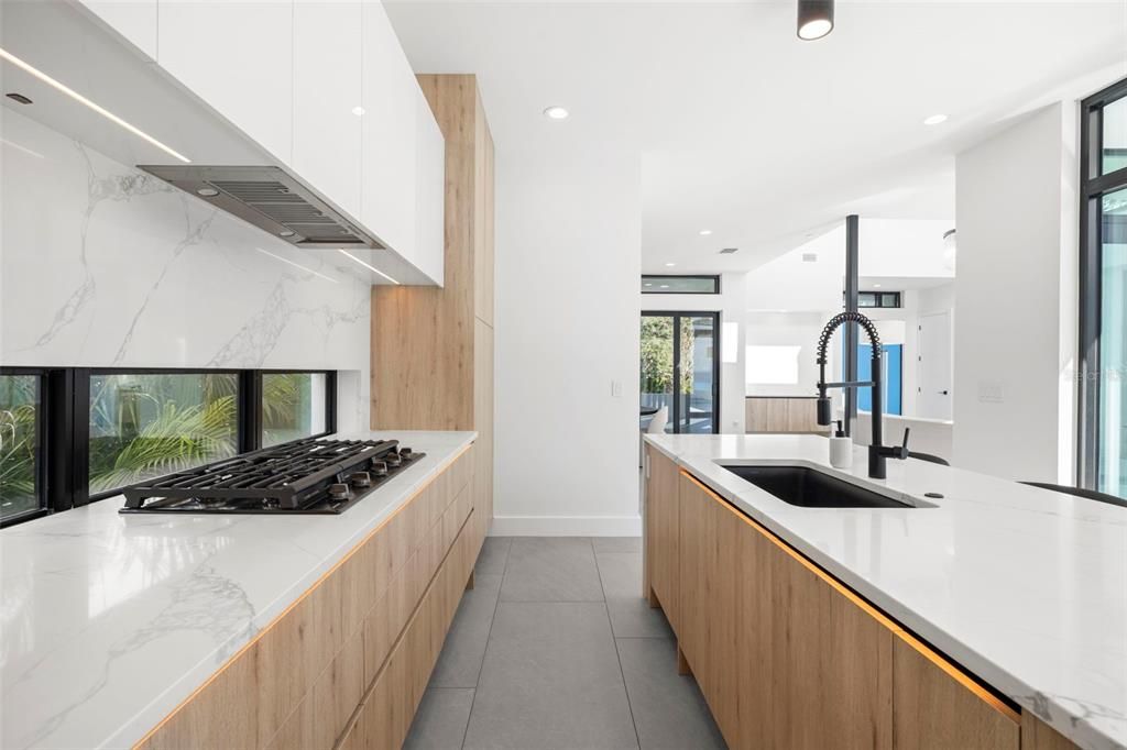 En Venta: $1,595,000 (3 camas, 2 baños, 2400 Pies cuadrados)