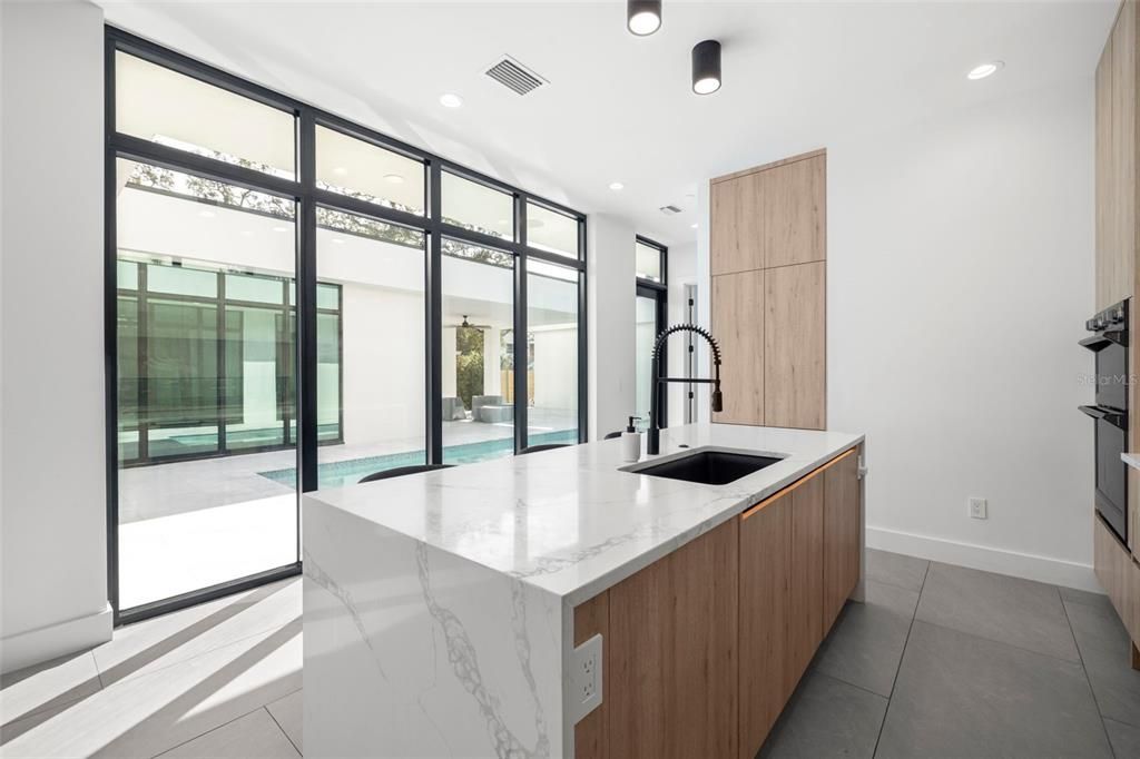 En Venta: $1,595,000 (3 camas, 2 baños, 2400 Pies cuadrados)