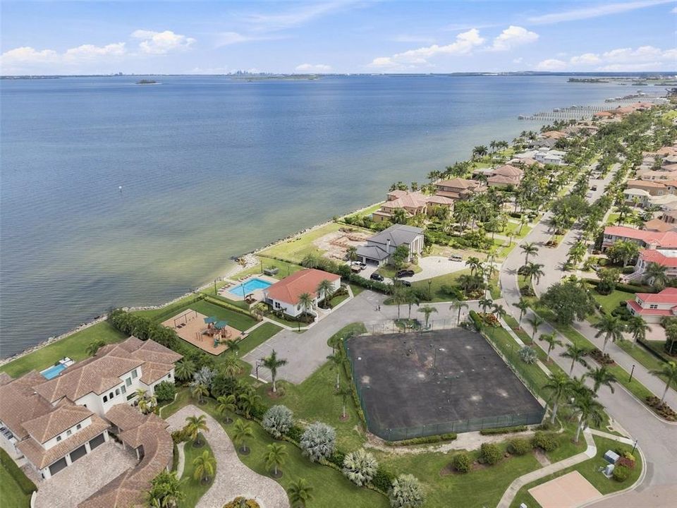 待售: $725,000 (0.25 acres)