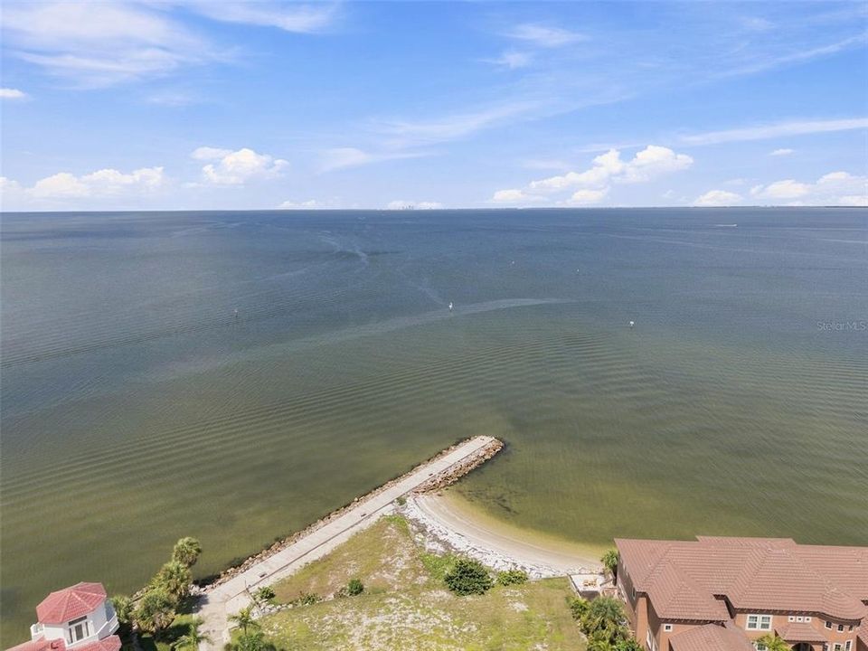 待售: $725,000 (0.25 acres)