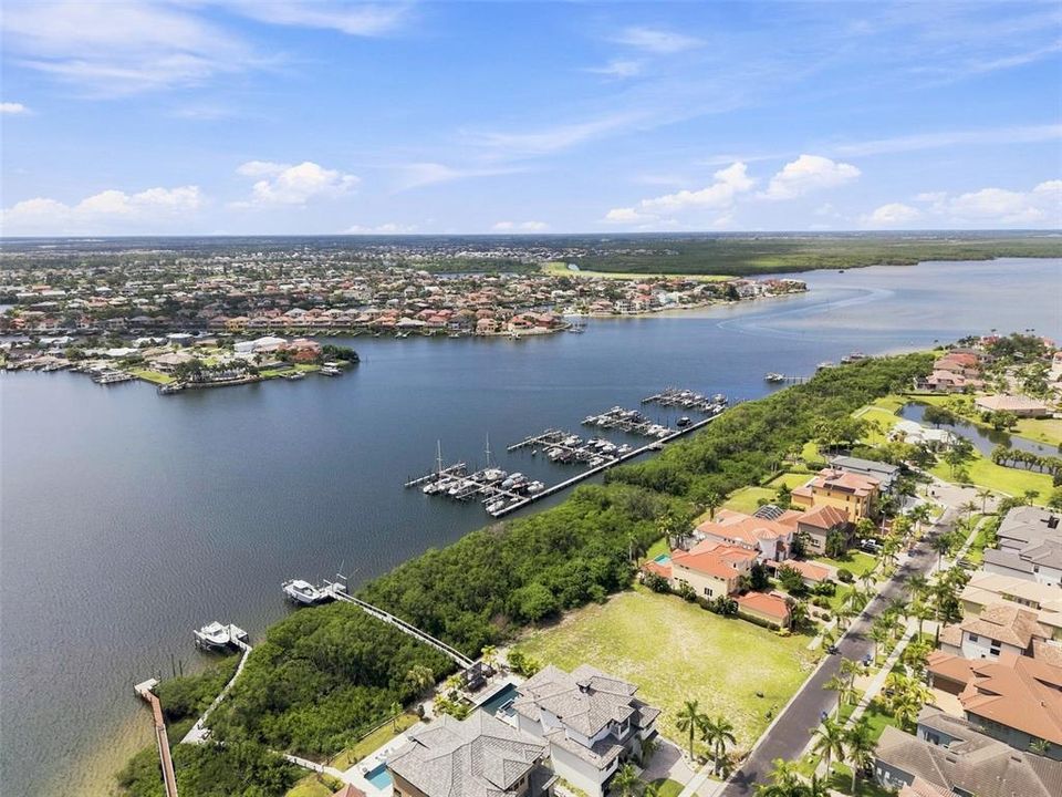 待售: $725,000 (0.25 acres)