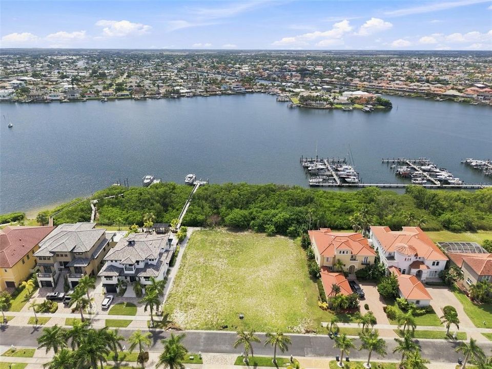 待售: $725,000 (0.25 acres)