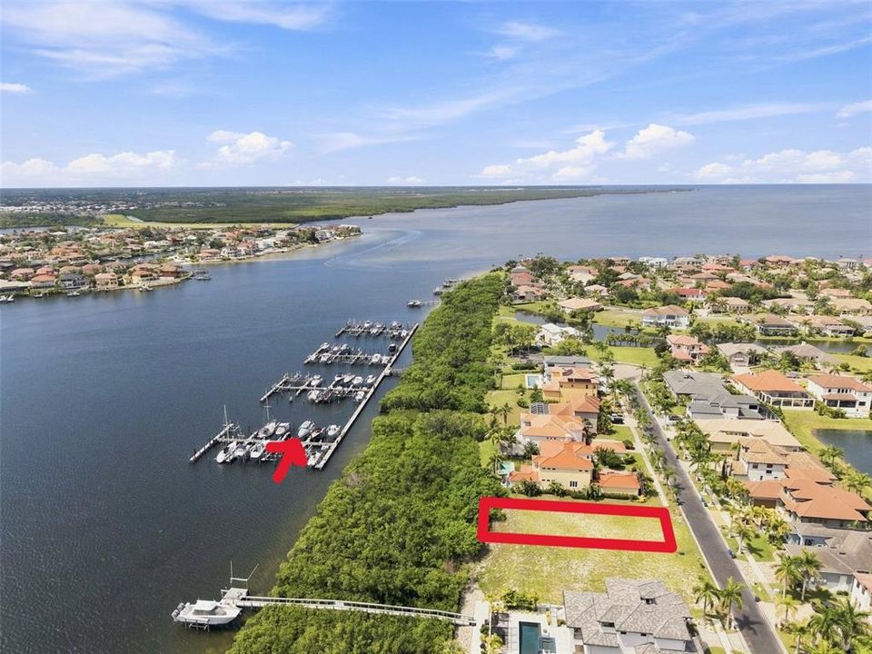 待售: $725,000 (0.25 acres)