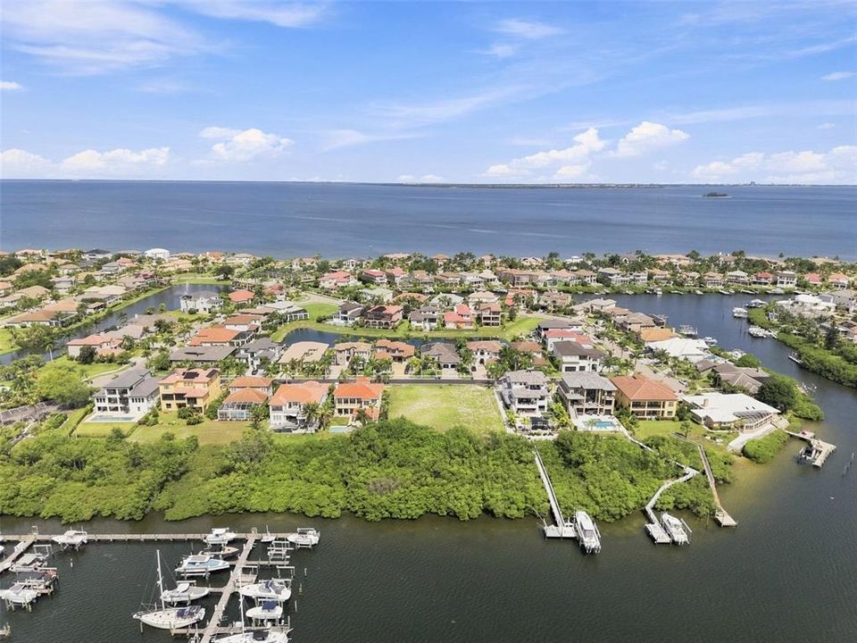 待售: $725,000 (0.25 acres)