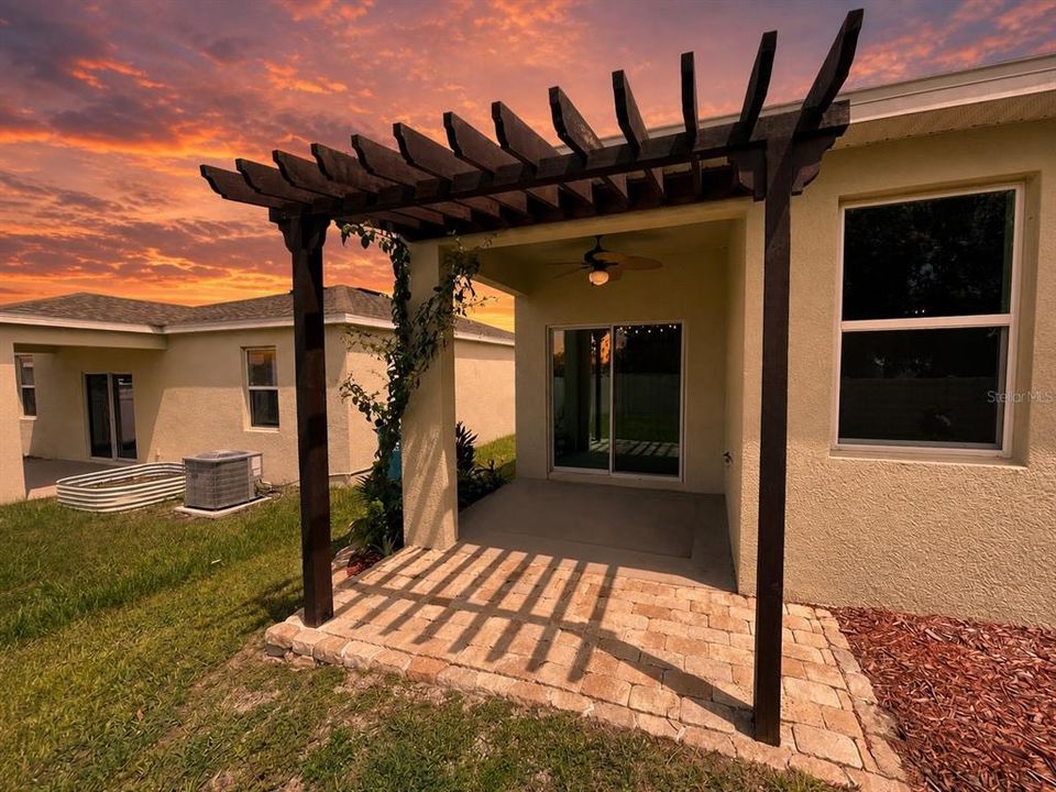 For Rent: $2,100 (4 beds, 2 baths, 1816 Square Feet)
