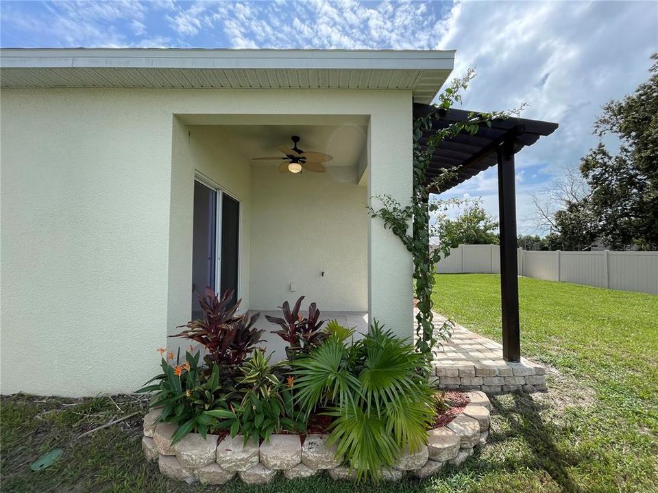 For Rent: $2,100 (4 beds, 2 baths, 1816 Square Feet)