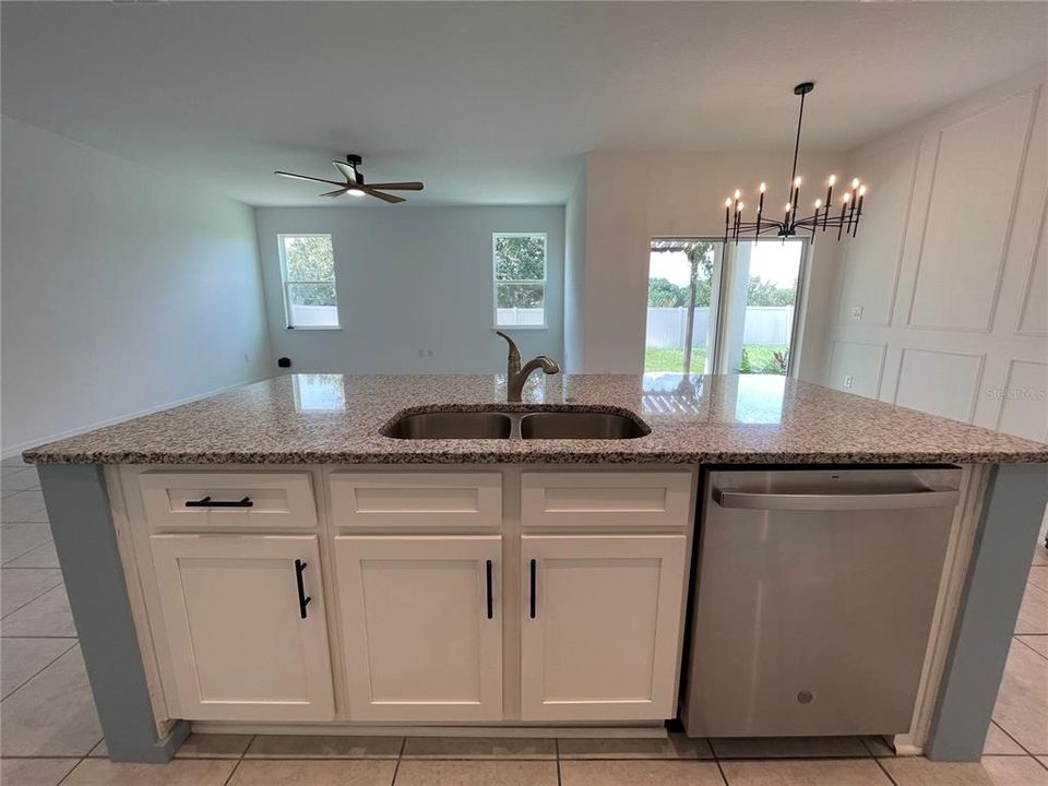 For Rent: $2,100 (4 beds, 2 baths, 1816 Square Feet)